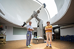 清華大學天文所教授江國興（左）與博士生張怡琪（右）和國際團隊合作，提出中等質量黑洞候選者的
重要證據，成果刊登於國際期刊，並登上NASA官網。（清大提供）
