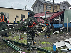 台東縣達仁鄉安朔村有約10戶民宅鐵皮遭吹飛。陸軍第2作戰區24日依中央災害應變中心指導及地方政府支援需求，派遣官兵協助台東縣達仁鄉公所實施災後復原及廢棄物清理等任務。（陸軍第2作戰區提供）

