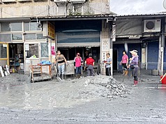 馬太鞍溪堰塞湖溢流釀災，光復地區退水後滿地泥濘，民宅也堆滿淤泥，居民24日一早著手清理家園。

