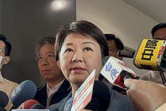 台中市長盧秀燕(前)25日表示，花蓮馬太鞍溪堰塞湖溢流災情嚴峻，啟動全國首創「原民返鄉協力部落重建補助計畫」，設籍台中的花蓮縣光復鄉親返鄉救援，每戶最高新台幣1萬元補助。資料照。(圖:中央社)