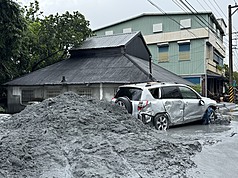 馬太鞍溪堰塞湖溢流沖毀台9線馬太鞍溪橋，造成光復地區淹水，24日積水漸退後，市區滿地泥濘，隨處可見毀損的車輛及土石堆，同時還有上百民眾失聯。