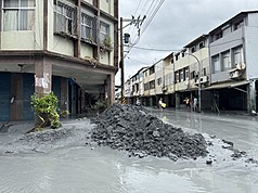 花蓮縣馬太鞍溪堰塞湖23日溢流，大水沖進鄰近鄉
鎮，24日積水漸消，光復鄉敦厚路仍堆積大量土石與
泥沙。
