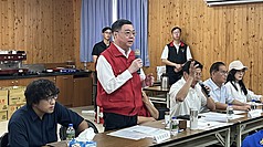 行政院長卓榮泰(前左2)24日赴花蓮勘災，面對國民黨立委傅崐萁(前左3)同場提出不同意見時，卓榮泰拿起麥克風起身說，「人民等的不是這一刻」，宣布會議結束後離席。左為民進黨立委沈伯洋。