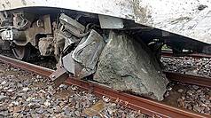 台鐵24日表示，423次（3000型）新自強號下午1時33分在山里=鹿野間（K146處）撞擊土堆，導致兩軸出
軌，山里=鹿野間（單線區間）路線暫時不通。（讀者提供）
