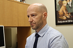 國防部新版全民國防手冊上線，前美國陸戰隊隊員洪澤克比較舊版後表示，新版確實更好讀，但建議在說明軍事威脅性質上更坦率。