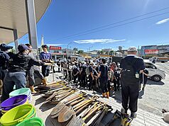 馬太鞍溪堰塞湖溢流釀災，慈濟基金會協助復原，25日動員匯聚在光復火車站進行首波清掃工作，清除溢流帶來的淤泥。（慈濟基金會提供）
