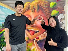 羽球一哥周天成（左）關懷台灣移工黑戶寶寶議題，和關愛之家創辦人楊婕妤（右）合作推出特展，希望能提升社會大眾的關注和理解。（關愛之家提供）
