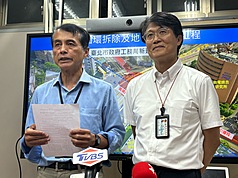 LG
公館圓環改正交路口　北市府：9/29啟用
台北市交通局長謝銘鴻（左）與工務局長黃一平
（右）25日宣布，公館圓環路口改善工程在市府團隊
與廠商協力趕工之下，將提前在29日上午6時完工，
啟用正交路型。
中央社記者陳昱婷攝　114年9月25日

