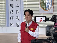 總統賴清德25日到位於花蓮光復糖廠的國軍前進指揮所，關心花蓮堰塞湖溢流災情及災後處置情形，首先向罹難者與傷者致意，並強調「現在大家都是花蓮人，中央會傾全力救災復原」。
