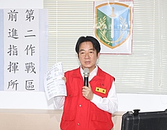 總統賴清德（圖）25日親自前往花蓮關心馬太鞍溪堰塞湖溢流災情，27日再發文說明暫時安置方案並感謝各地前往協助的鏟子超人。