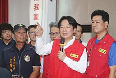 圖為總統賴清德(前右2)25日到花蓮勘災。
