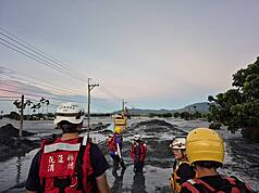 花蓮馬太鞍溪堰塞湖溢流釀災，大量泥流湧進光復地區，大型機具把握25日天氣放晴，持續開挖淤積路
線，搜救人員徒步涉水搜尋失聯者。（花蓮縣消防局提供）

