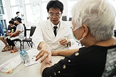 圖為慈濟醫療團隊在重災區光復鄉提供中西醫等專科醫護。（慈濟基金會提供）
