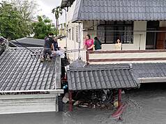 LG
花蓮光復居民爬2樓「垂直避難」
花蓮馬太鞍溪堰塞湖溢流，強制撤離範圍內仍有逾10
人罹難引關注。圖為23日洪水淹至光復鄉市區1層樓
高，居民爬2樓「垂直避難」。
（民眾提供）
中央社記者李先鳳傳真　114年9月25日
