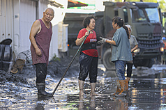 花蓮縣馬太鞍溪堰塞湖溢流致災，光復鄉街道25日布滿厚厚淤泥，災民們通力合作，一起重整家園。
