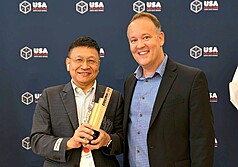 台灣在大阪世博推出的TECH WORLD館入圍「世界博覽會奧林匹克評選」4大獎項，館內的「生命劇場」
獲頒最佳展覽或展示獎。圖為TECH WORLD館館長邱揮立與評選單位TEDA執行總監Travis Staton合影。（TECH WORLD館提供）