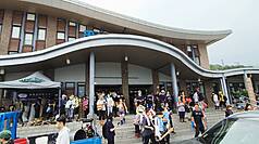 花蓮光復鄉因馬太鞍溪堰塞湖溢流災情嚴重，民間單位發起前進災區志工召募。台鐵26日起開放花蓮至光復站區間自強號站票，並加開10班次列車疏運。
