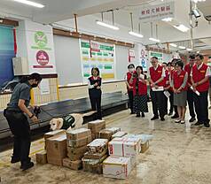 非洲豬瘟中央災害應變中心資料顯示，中秋節前後是旅客攜帶、貨運快遞及國際郵包違規輸入動物產品數量的最高峰，尤其是境外輸入的含豬肉月餅是違規產品的大宗。應變中心副指揮官、農業部動植物防疫檢疫署代理署長杜麗華（右2）26日到台北郵件處理中心視察國際郵包查驗管制措施，現場示範檢疫犬嗅聞。

