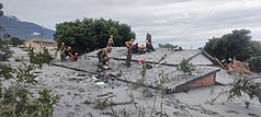 花蓮馬太鞍堰塞湖溢流釀災，災情最嚴重的光復鄉佛祖街26日仍不斷湧入泥水。特搜人員表示搜救
受阻。(花蓮縣政府提供)
