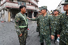 陸軍司令呂坤修（右）上將慰勉救災官兵辛勞。（陸軍司令部提供）