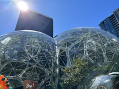 美國H-1B簽證費用新規讓不少外國專業人士重新思索美國夢。圖為西雅圖亞馬遜總部，攝於112年8月。