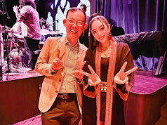 台灣與印度互設代表處30週年之際，金曲歌后舞思愛（右）到印度演唱，為這份友誼獻上祝福，並與駐印度代表陳牧民（左）合影。