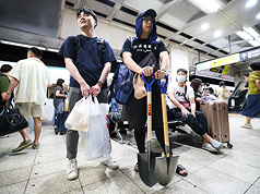 台北車站27日上午民眾帶著鏟子等工具，準備搭乘台鐵加開列車班次前往花蓮縣光復鄉，協助復原工作。