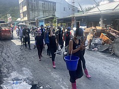 花蓮縣馬太鞍溪堰塞湖溢流重創光復鄉，災後復原路
漫漫，27日為教師節連假首日，來自各地的「鏟子超
人」志工們湧現，熱心協助災區復原。