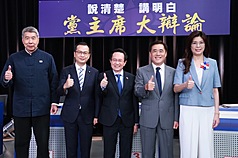 由中天新聞主辦的第2場「國民黨主席大辯論」27日舉行，6名黨主席候選人除卓伯源外皆受邀出席，包含鄭麗文（右起）、郝龍斌、蔡志弘、羅智強與張亞中5人同台比讚，先禮後兵。（中天新聞提供）

