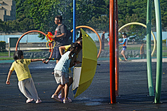 台北晴朗高溫  小朋友在大佳河濱公園開心戲水。(中央社)
