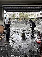 花蓮縣光復鄉因馬太鞍堰塞湖溢流遭重創，台東縣一群年輕人情義相挺，放棄難得的連續假期，趕往光復當地幫忙整理環境。（民眾提供）
