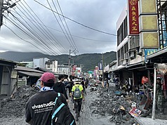 花蓮馬太鞍溪堰塞湖洪患，各地「鏟子超人」支援清淤，27日有逾萬人，28日估更多；為加速救災進度、確保救援暢通，調整光復鄉交管，縣府籲民眾讓出道路，優先供救災用。
