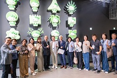 立法院長韓國瑜（左6）率跨黨派立委訪日，28日到大阪世博參觀。（韓國瑜辦公室提供）