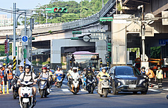 台北市公館圓環29日上午6時改為正交路口，但部分標線尚未標示完成，路口在上午7時前開放全面通
車。
