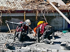 花蓮光復鄉馬太鞍溪上游堰塞湖溢流釀嚴重災情。圖為新北市特搜隊員到場救援。（消防局提供）