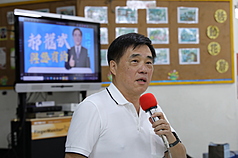 國民黨主席選舉10月18日投開票，候選人郝龍斌29日到高雄市左營區果貿社區活動中心出席座談會。