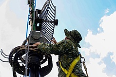 陸軍第2作戰區29日出動機動數位微波系統、維星系統，可連接民用手機、警消各式無線電機及低軌衛星
等裝備，全天維持指管暢通。（陸軍提供）