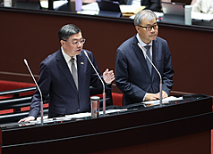 立法院會30日邀請行政院長卓榮泰（左）施政報告。

