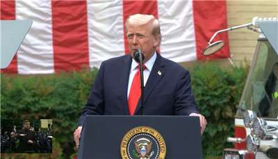 美國總統川普出席在五角大廈舉行的911紀念儀式。(翻攝白宮直播)