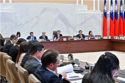 知情人士指出，政院先初步瞭解部分綠營執政縣市首長的想法，待相關部會盤整並完成幕僚作業後，會儘速、分批邀各縣市首長共商。圖為行政院舉行院會。(圖：行政院)