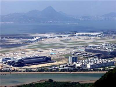 受到樺加沙颱風影響，香港國際機場擬暫停所有客運航班36個小時。(圖：維基百科)