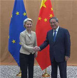 歐盟執行委員會主席范德賴恩（左）24日在紐約會見中國國務院總理李強。（X@vonderleyen）