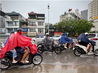 颱風「博羅依」(Typhoon Bualoi)在29日凌晨登陸越南。圖為冒雨騎車的民眾。