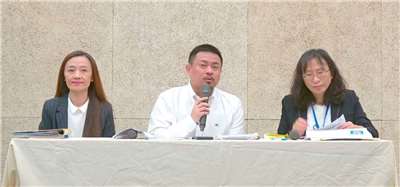 勞動部長洪申翰(中)出席勞動部記者會。(翻攝勞動部臉書直播)