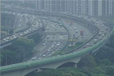 27日為教師節連假首日，高公局預判國道10路段易壅塞。圖為國道1號資料照。(圖：中央社)