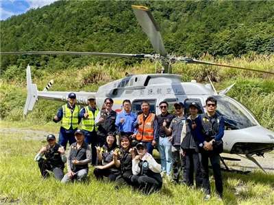 雪霸國家公園管理處4日首度與勁捷航空合作啟動「護魚專機」任務，以直升機載運「國寶魚」櫻花鉤吻鮭至高山棲地放流。（雪霸國家公園管理處提供）