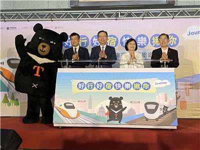 交通部常務次長林國顯(中)2日率領觀光署副署長黃荷婷(中右)、台鐵公司總經理馮輝昇(左)及台灣高鐵資深副總顏昭立(中左)共同啟動「好行好宿 快樂揪你」活動。(吳琍君 攝)