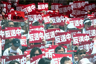 圖為香港民眾2019年6月9日上街參加「反送中」遊行。 (AFP資料照片)