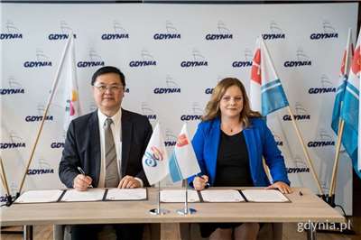 高雄市與波蘭格丁尼亞市正式締結為姊妹市，由高雄市副市長羅達生、格丁尼亞市長科西奧雷克（Aleksandra Kosiorek）代表兩市簽署協定。(高雄市政府官網)