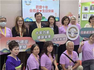 衛福部長石崇良(後排中)25日受訪表示，明年不漲保費 健保總額增5.5% 。（江昭倫 攝）